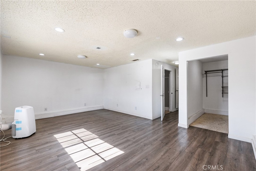 343 E Avenue J14