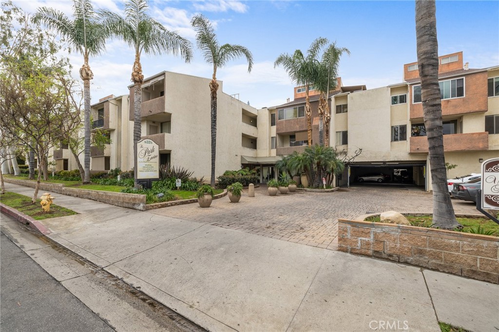 5325 Newcastle Avenue 320