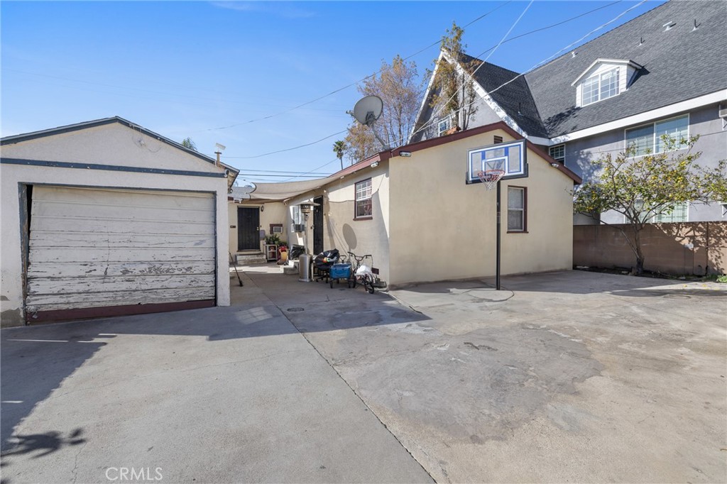 11430 Califa Street