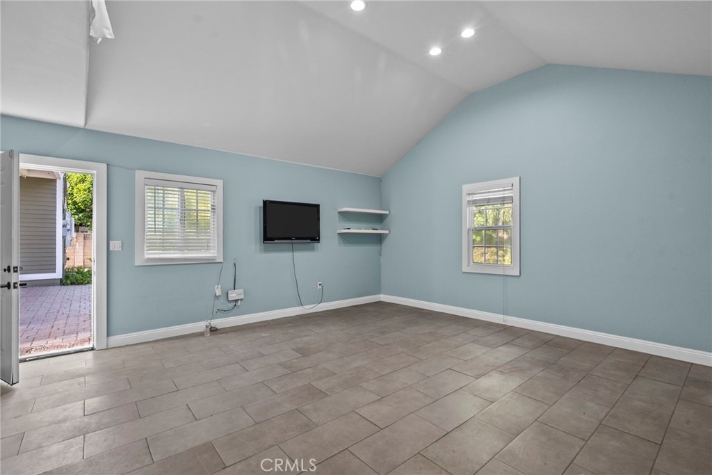 5752 Calhoun Ave