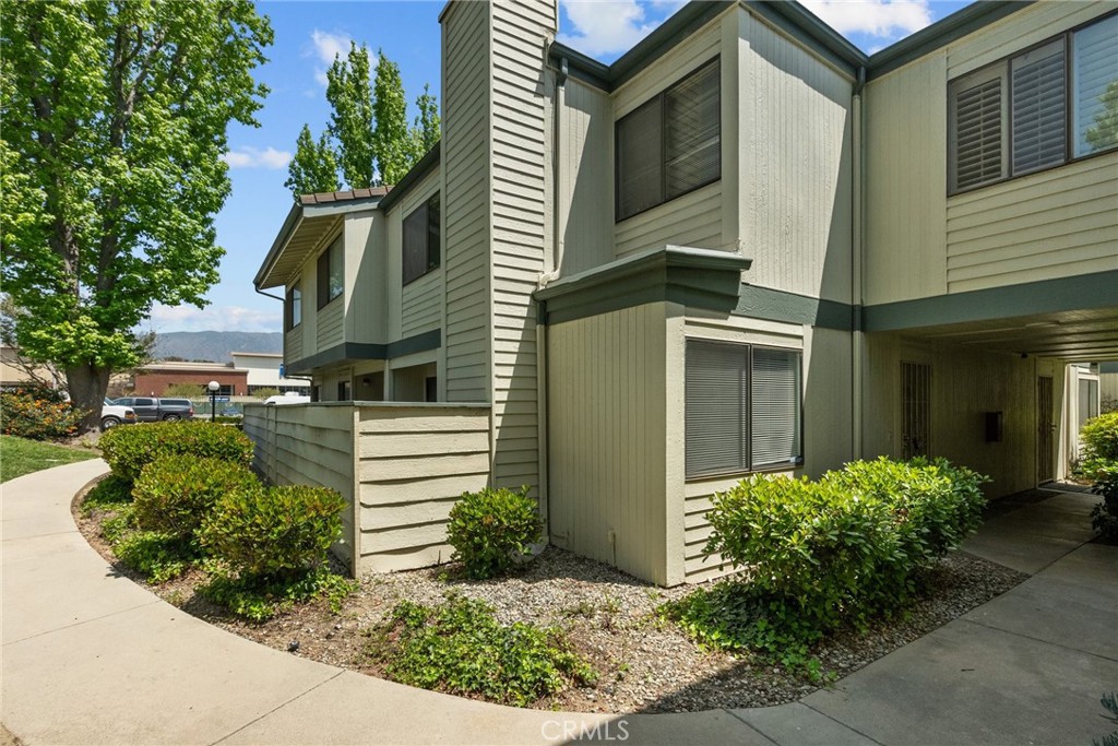 10500 Sunland Boulevard 4