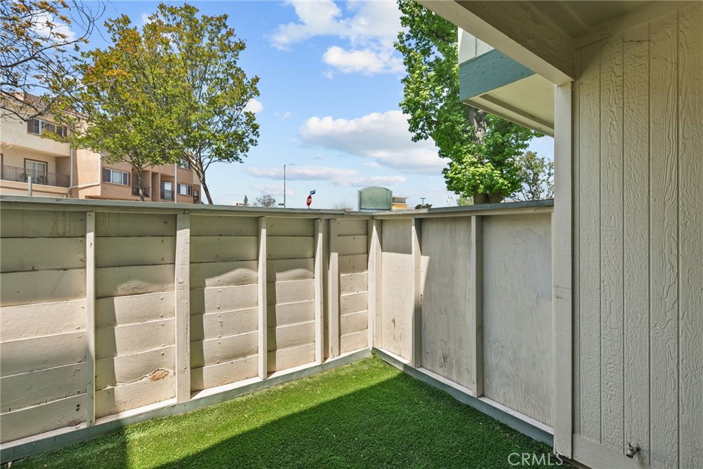 10500 Sunland Boulevard 4