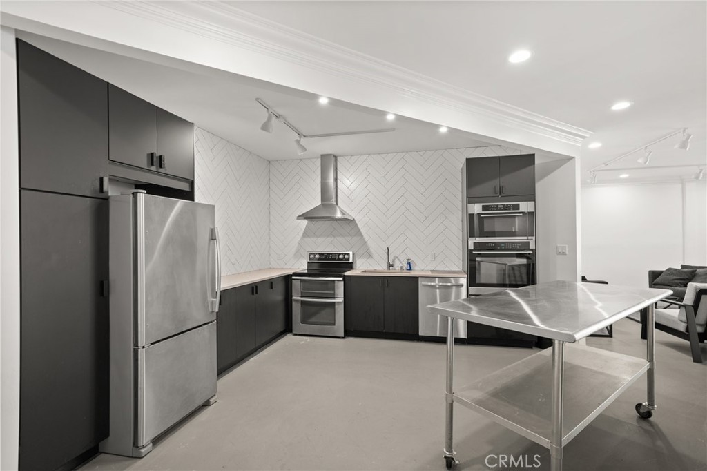 950 N Kings Road 160