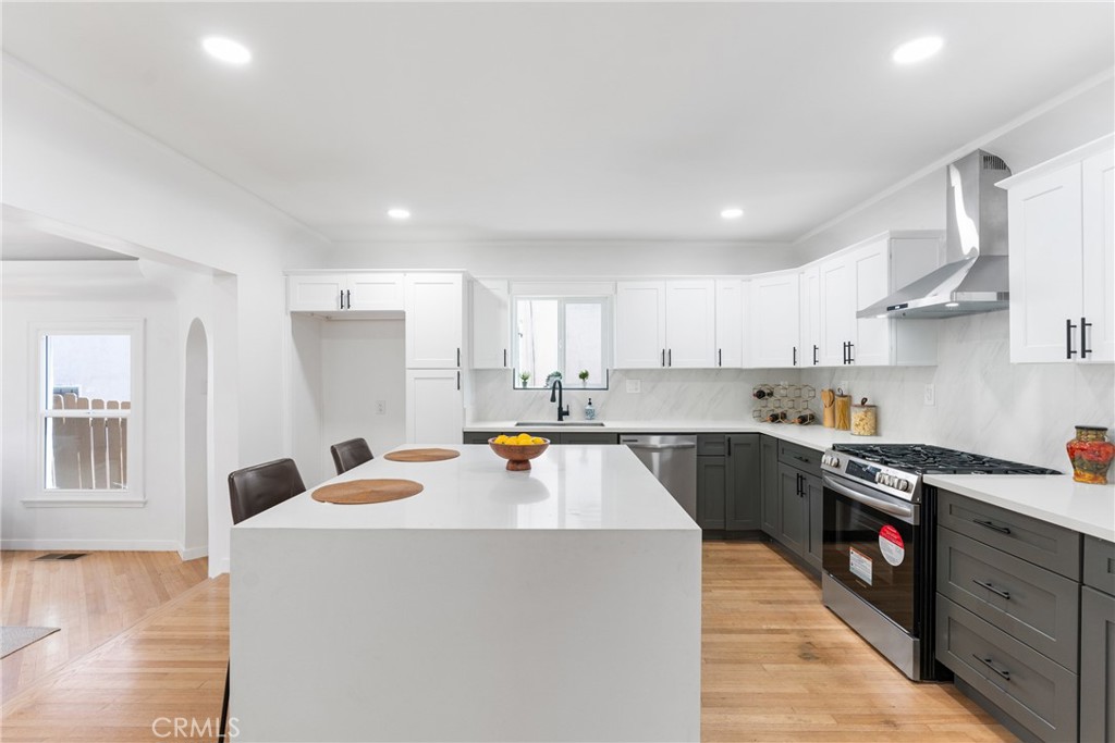 832 W 95th Street