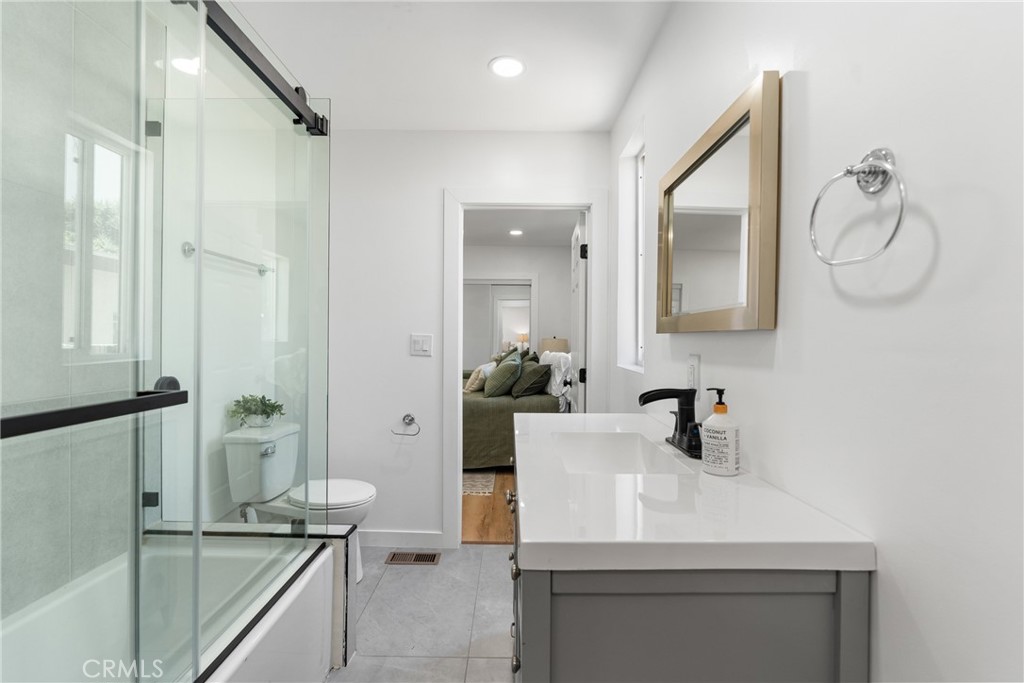 832 W 95th Street