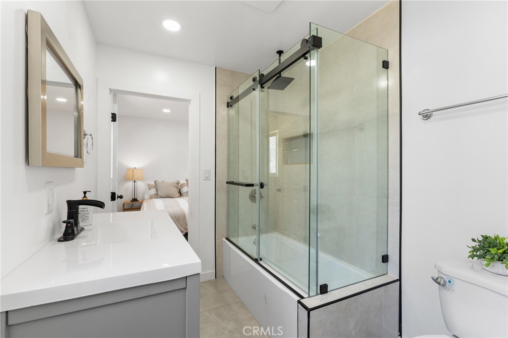 832 W 95th Street