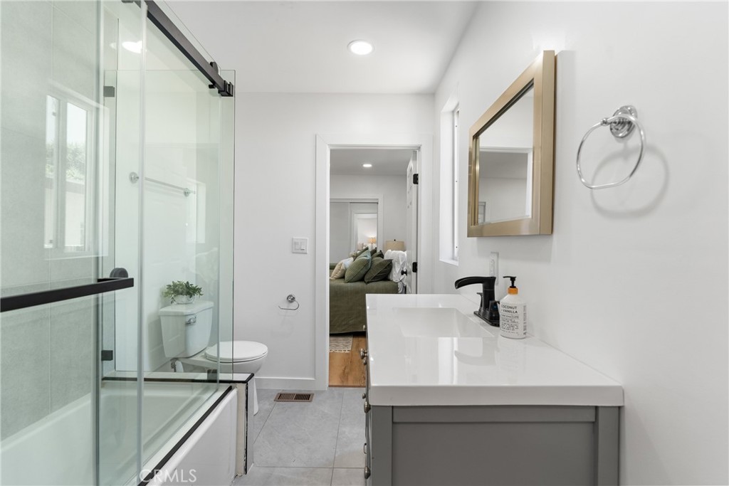 832 W 95th Street