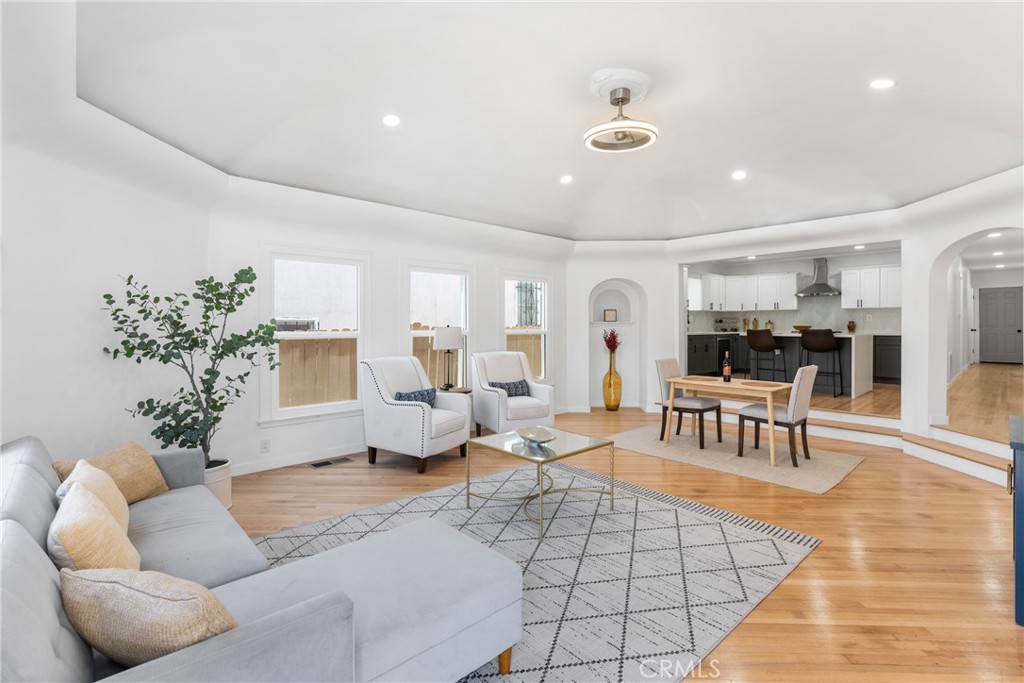 832 W 95th Street