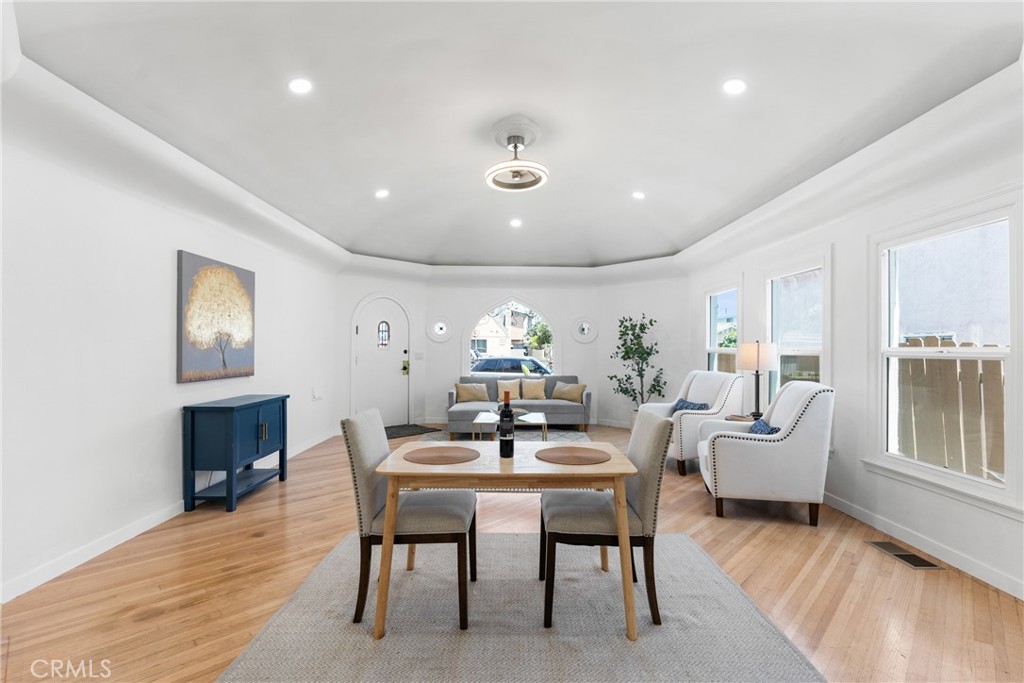 832 W 95th Street