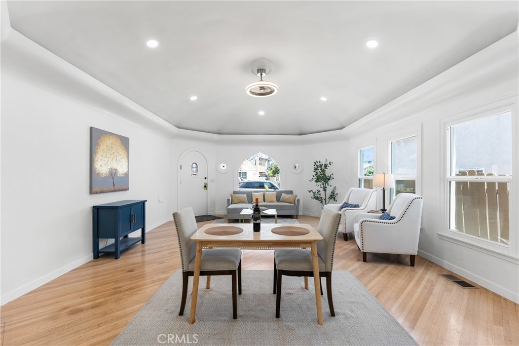 832 W 95th Street