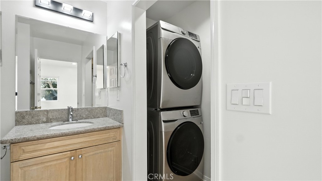 300 W Tujunga Avenue 302