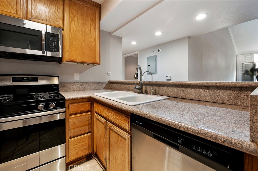 5325 Newcastle Avenue 319