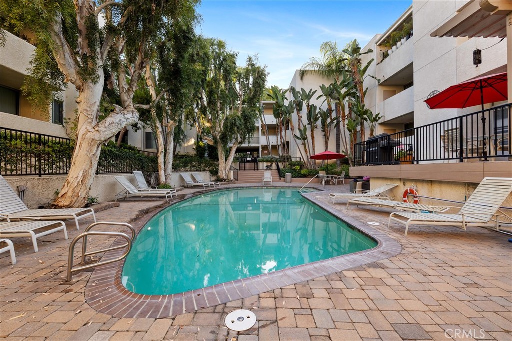 5325 Newcastle Avenue 319