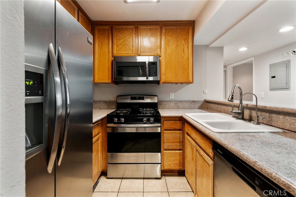 5325 Newcastle Avenue 319