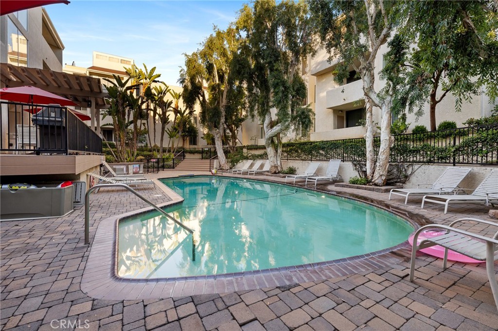 5325 Newcastle Avenue 319