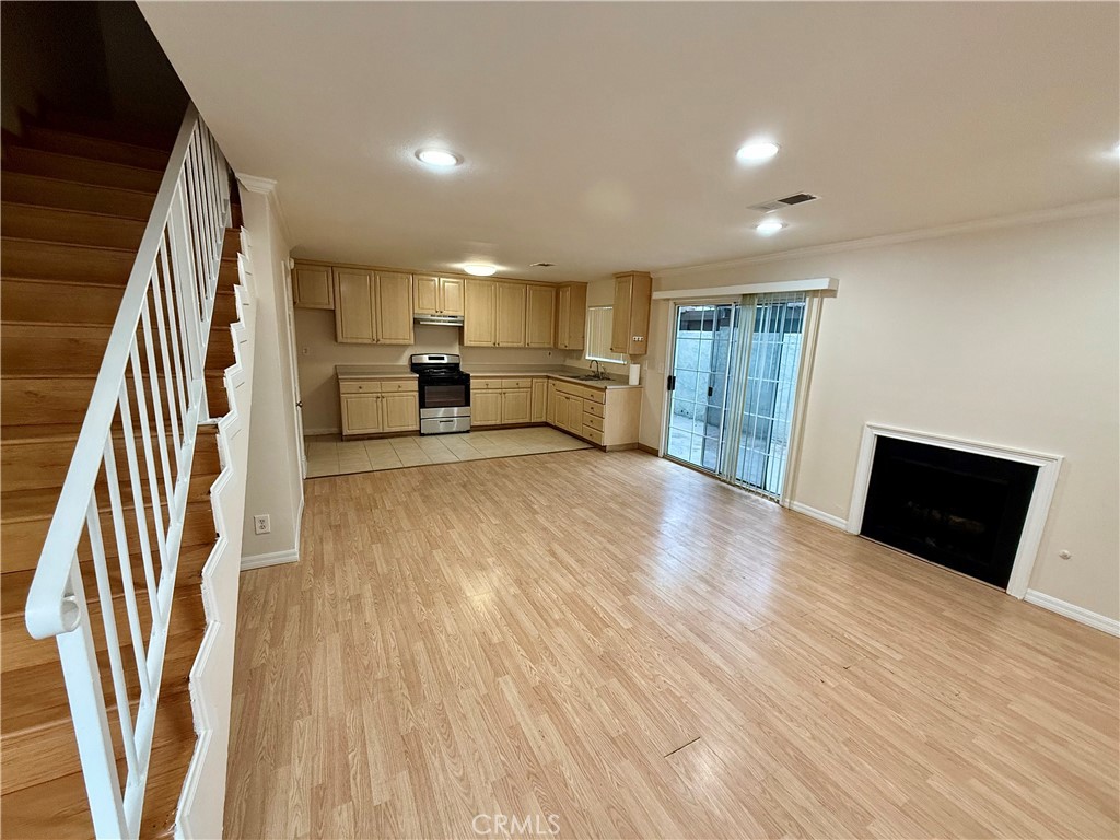 6439 Woodman Ave 1