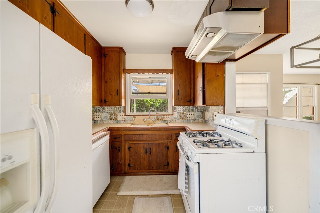 2106 W Cerritos