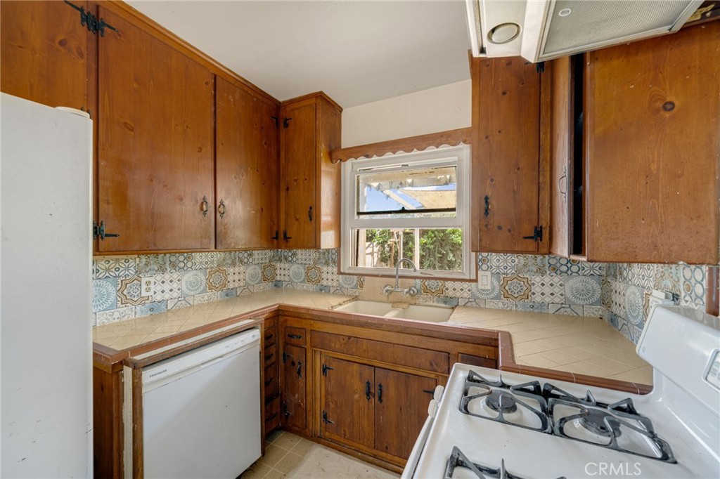 2106 W Cerritos