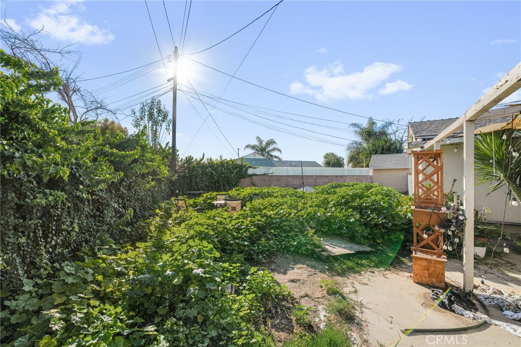 2106 W Cerritos