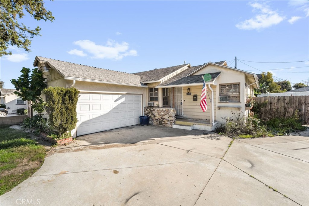 2106 W Cerritos