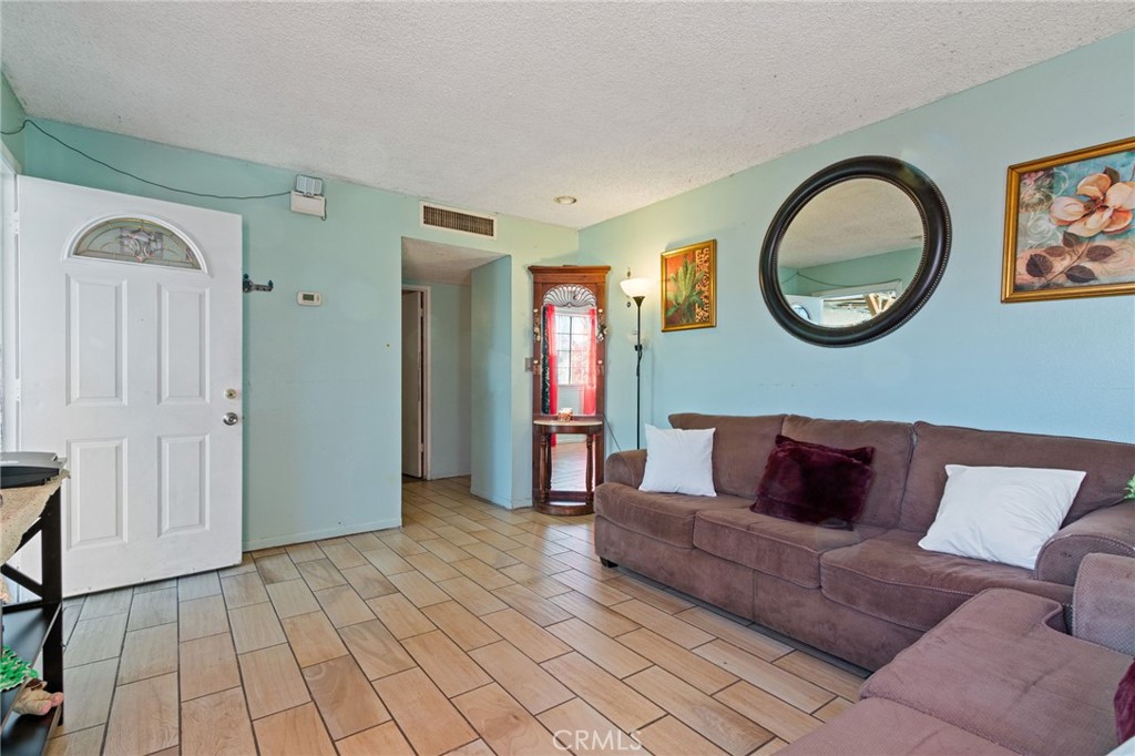 415 E Avenue J13