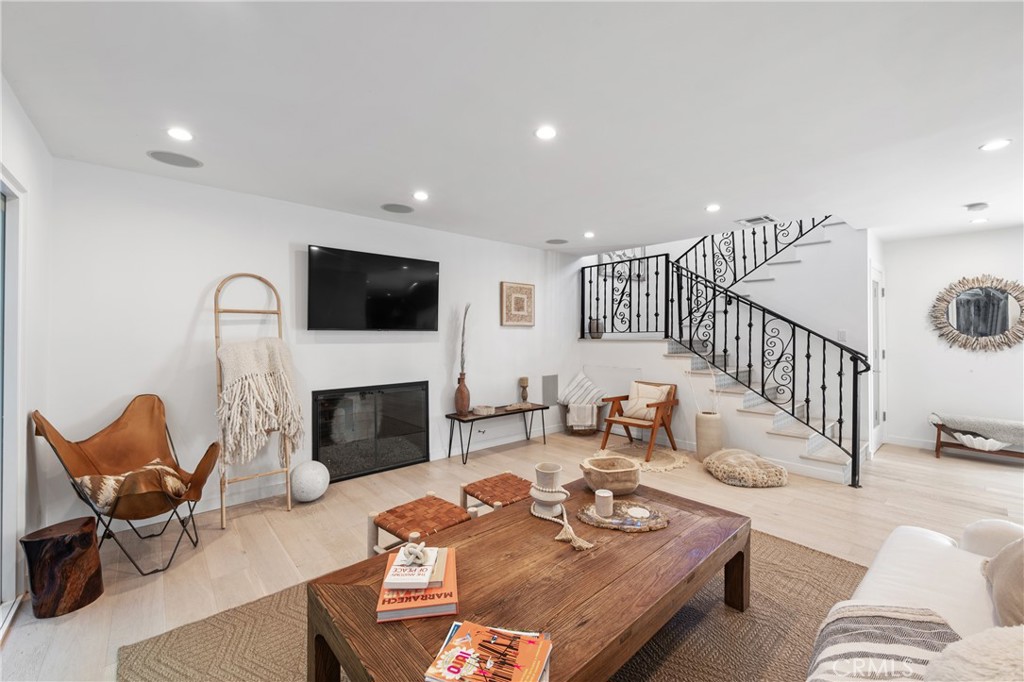 4444 Canoga Avenue