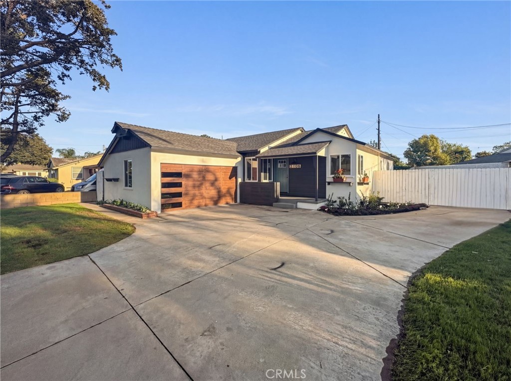 2106 W Cerritos