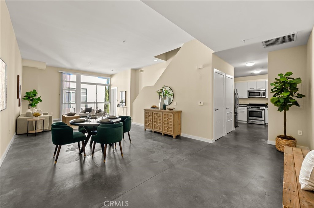 238 S Arroyo Parkway 401