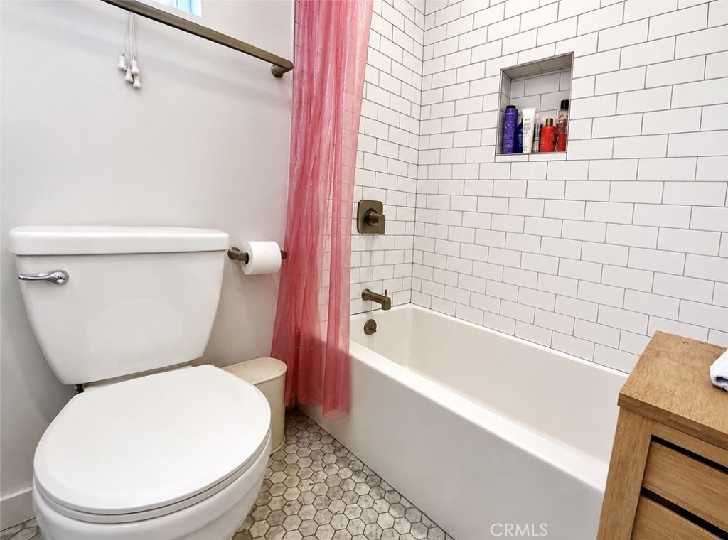 3422 Holyoke