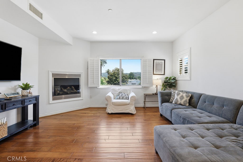 11504 Moorpark Street 203