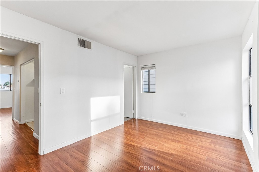 15113 Saticoy Street 25