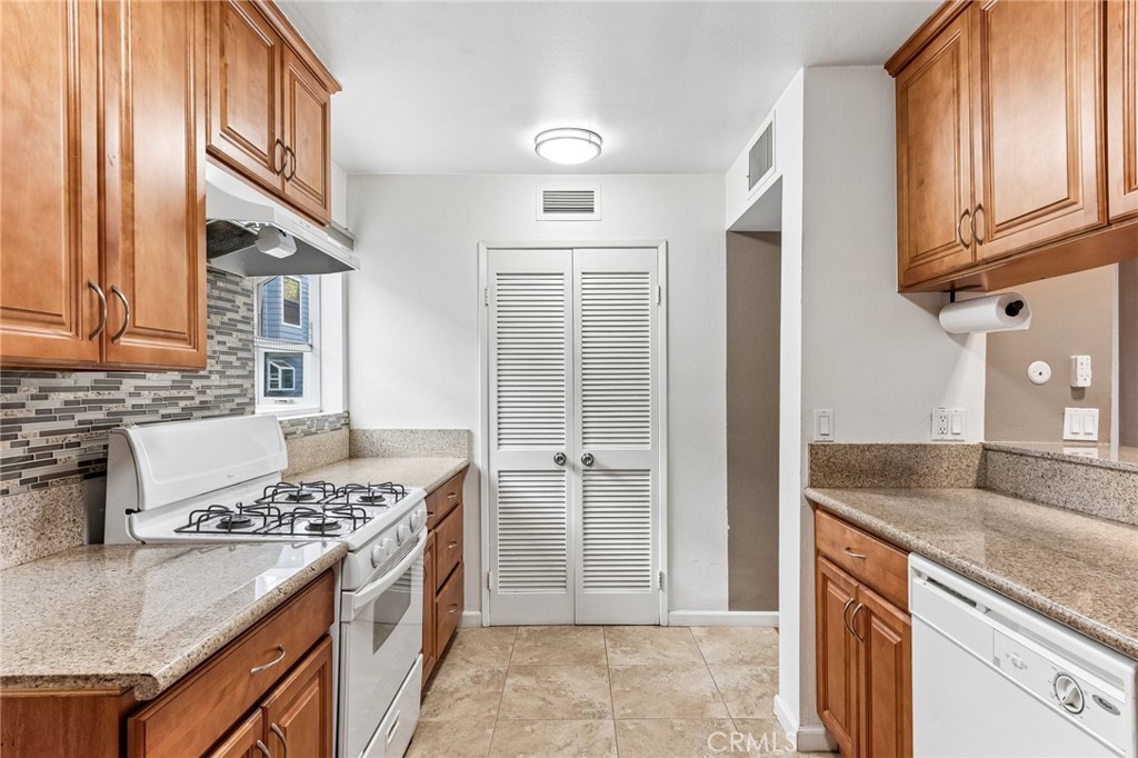 15113 Saticoy Street 25