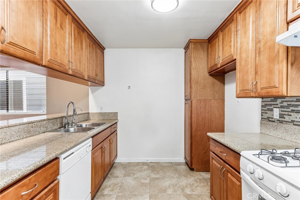 15113 Saticoy Street 25