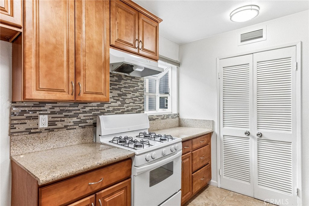 15113 Saticoy Street 25