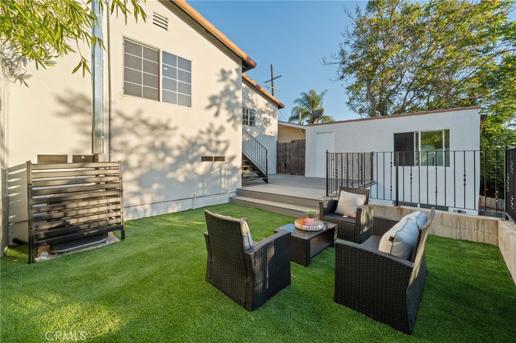 1637 N Alvarado