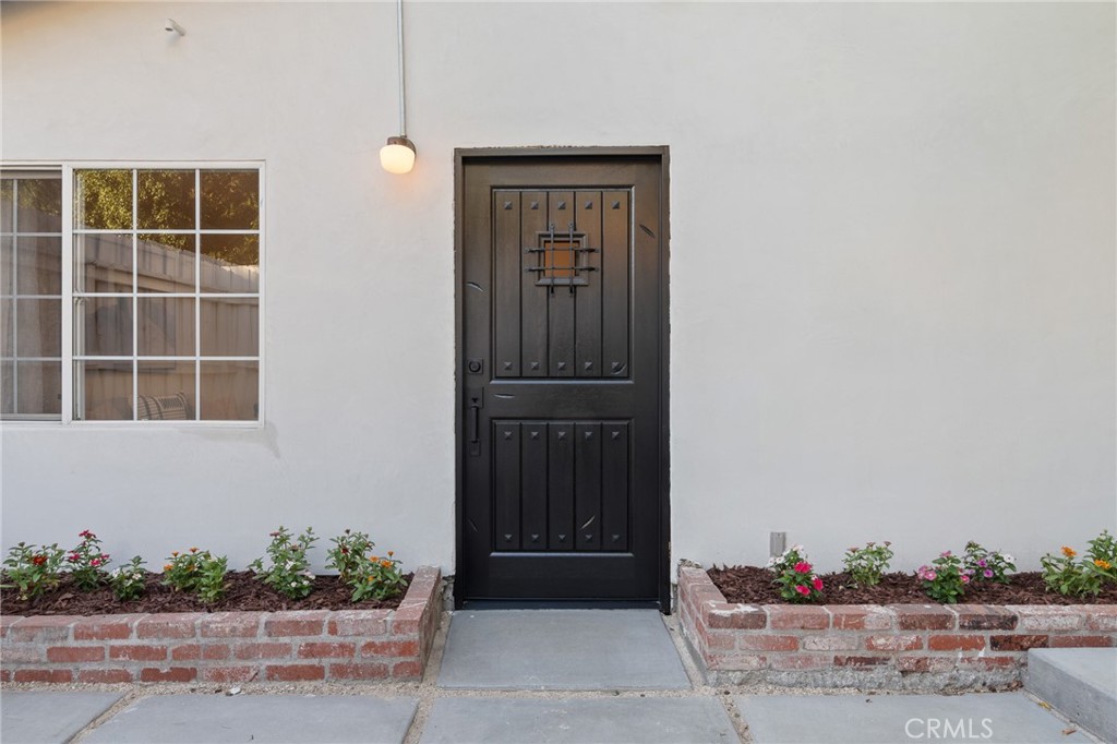1637 N Alvarado
