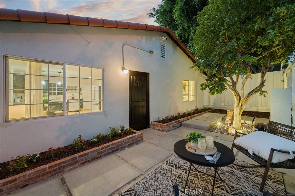 1637 N Alvarado