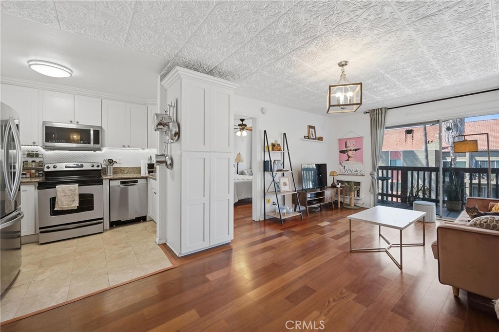 525 S Ardmore Avenue 320