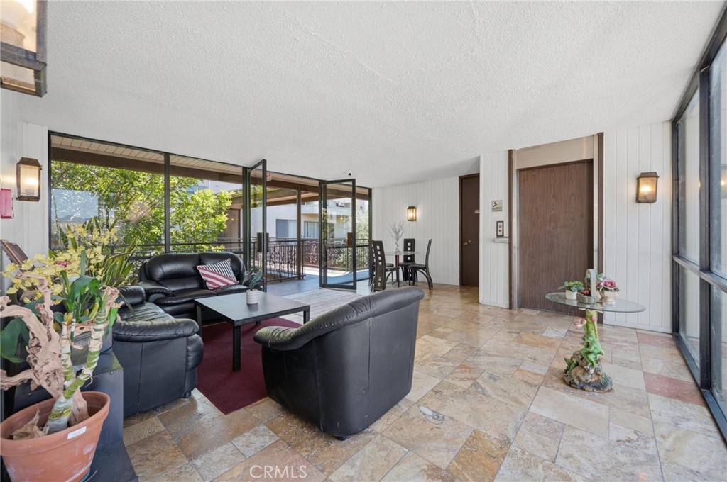 525 S Ardmore Avenue 320