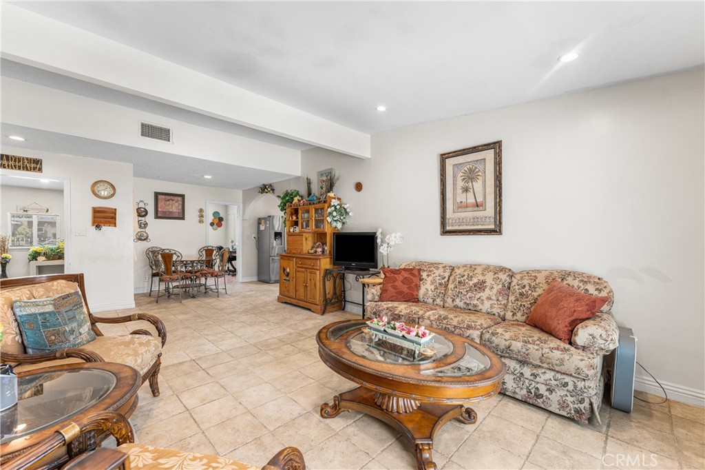 1109 W Avenue J14