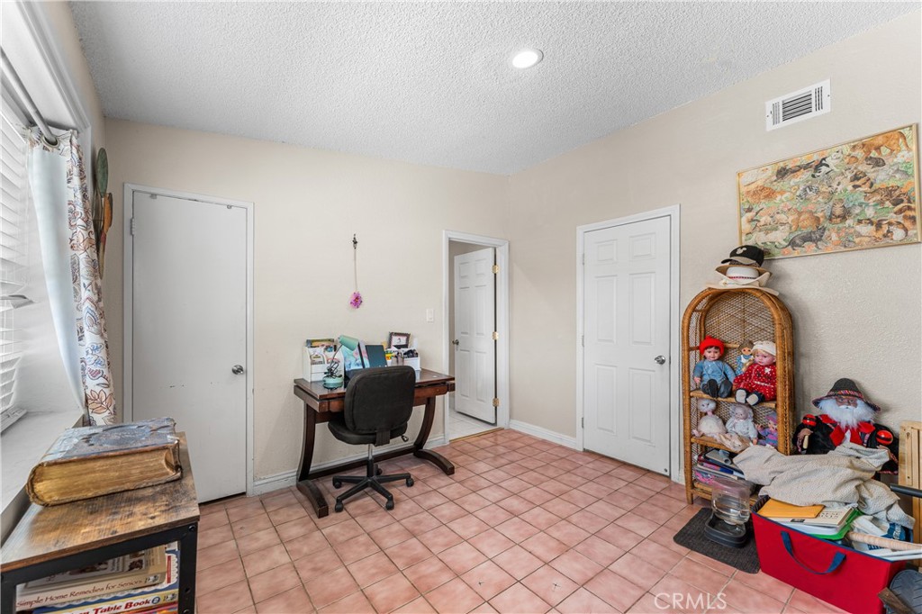 1109 W Avenue J14