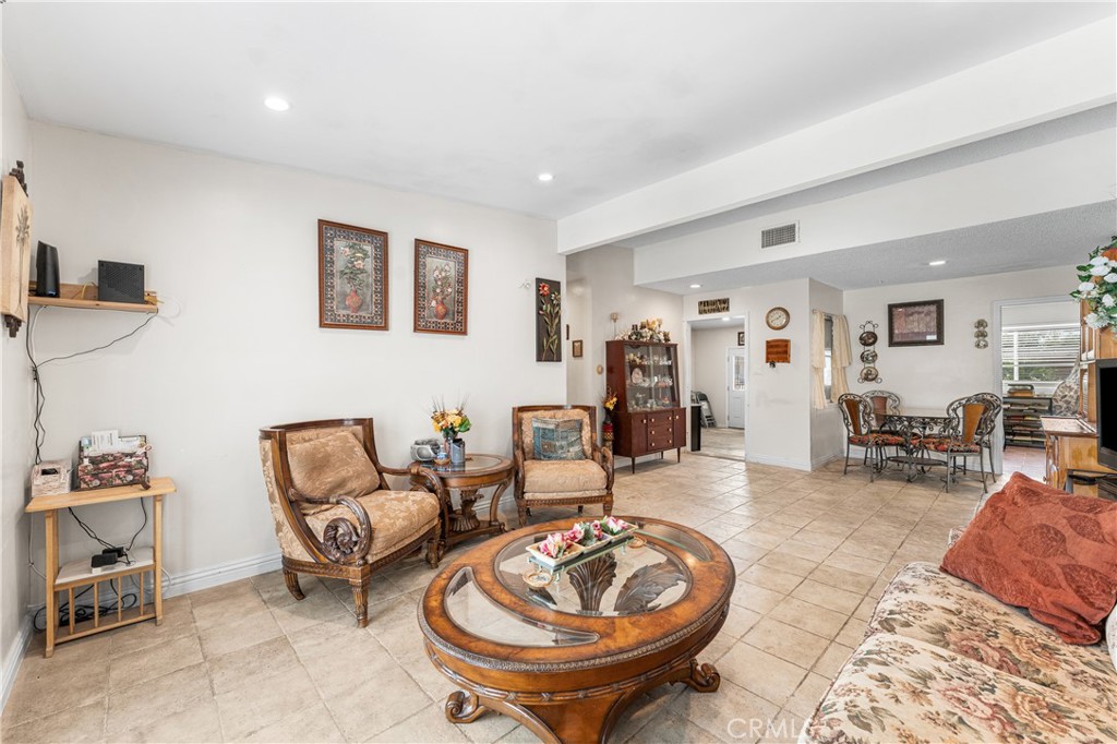 1109 W Avenue J14