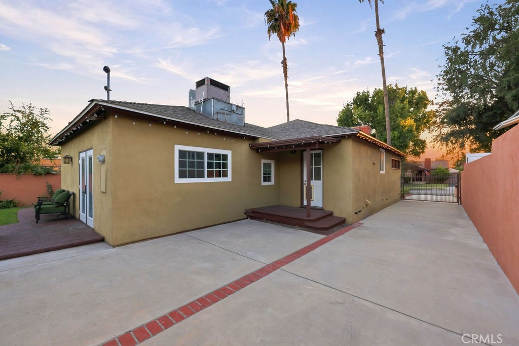 2812 N Buena Vista Street