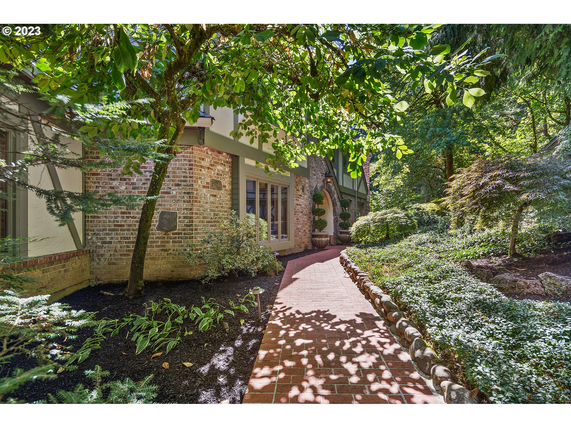 1816 S PALATINE HILL RD