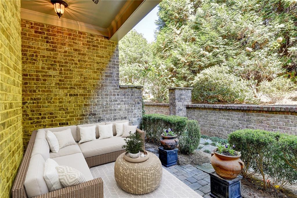 9036 Riverbend Manor