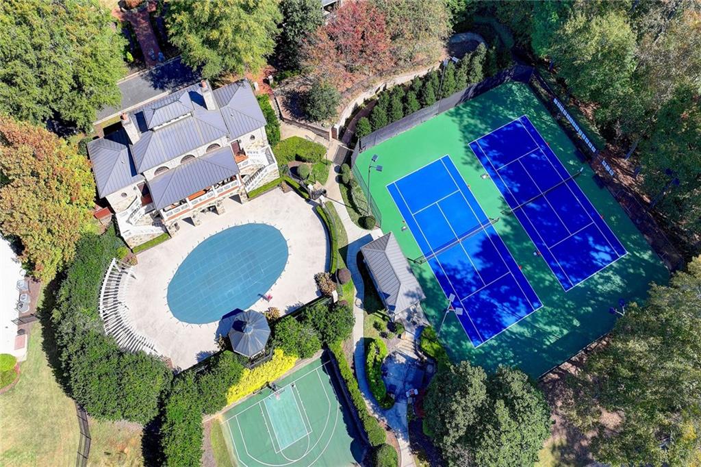 9036 Riverbend Manor