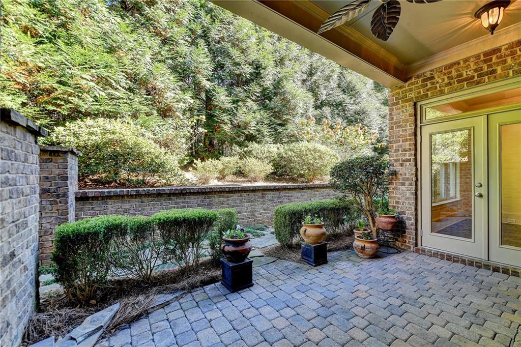 9036 Riverbend Manor