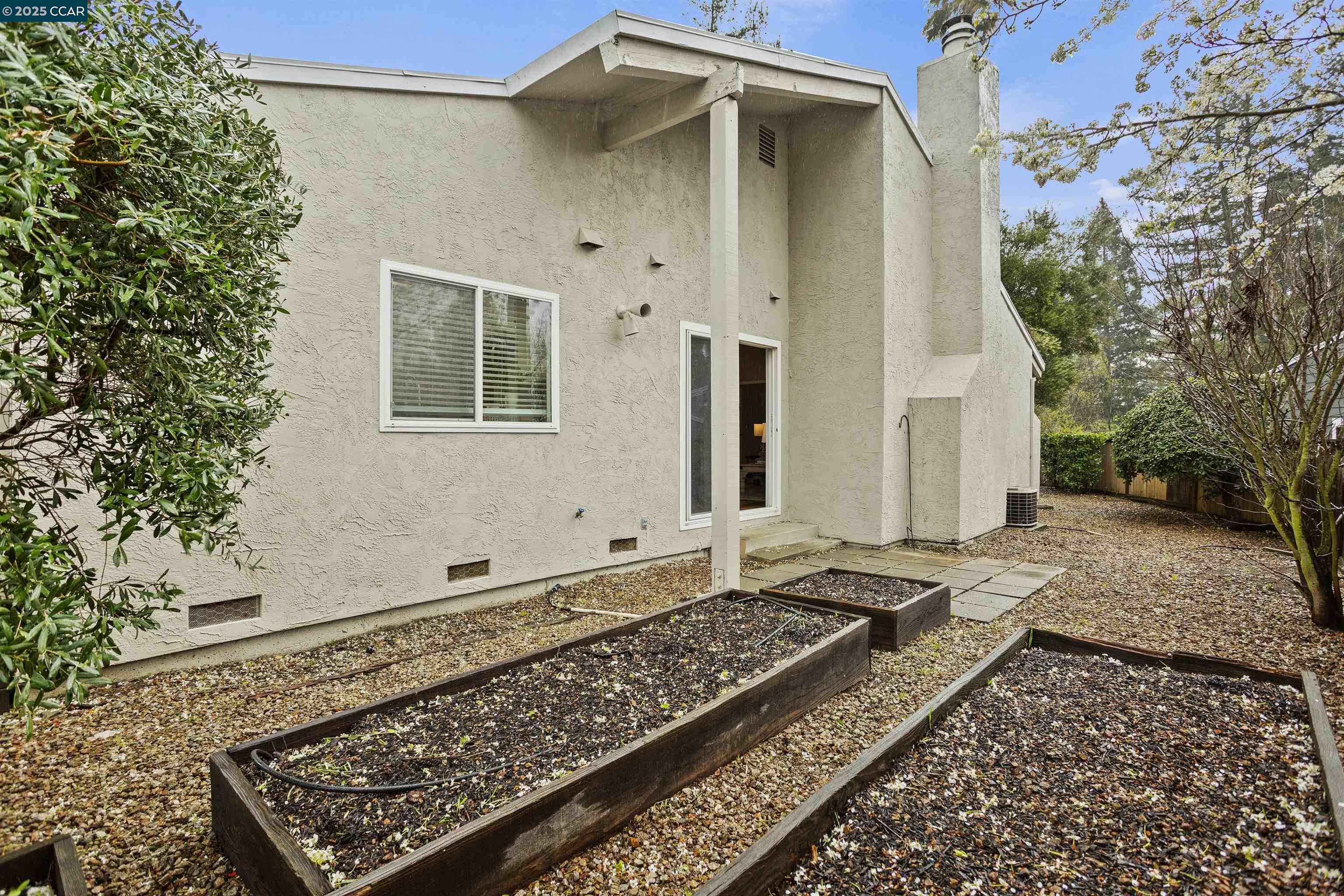 812 Country Club Dr