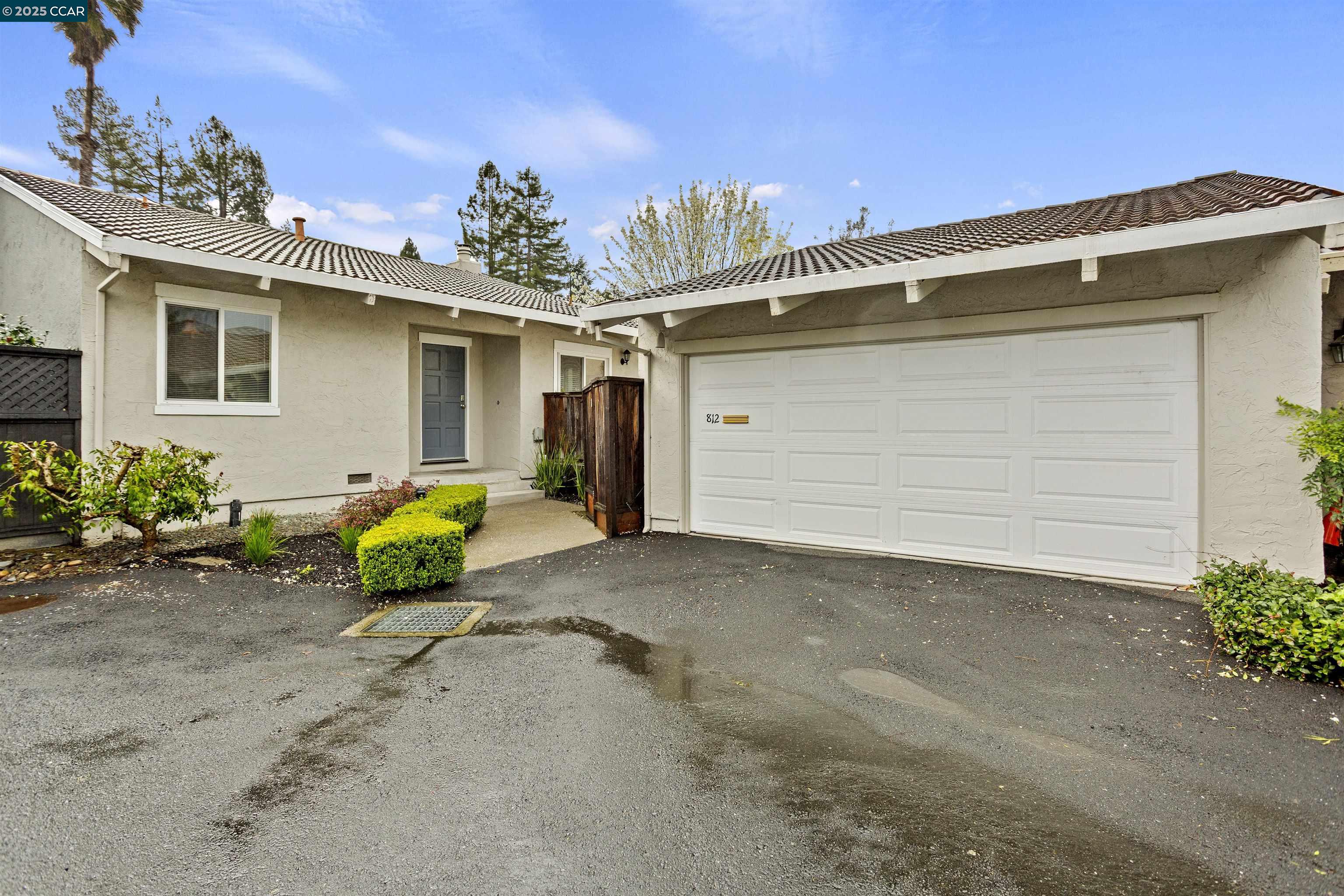 812 Country Club Dr