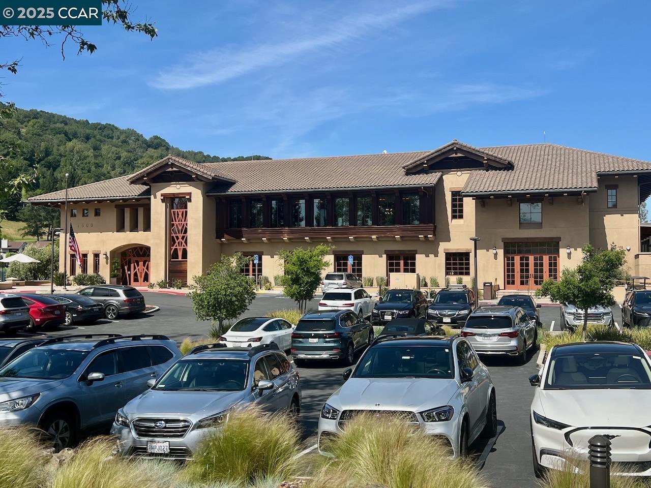 812 Country Club Dr